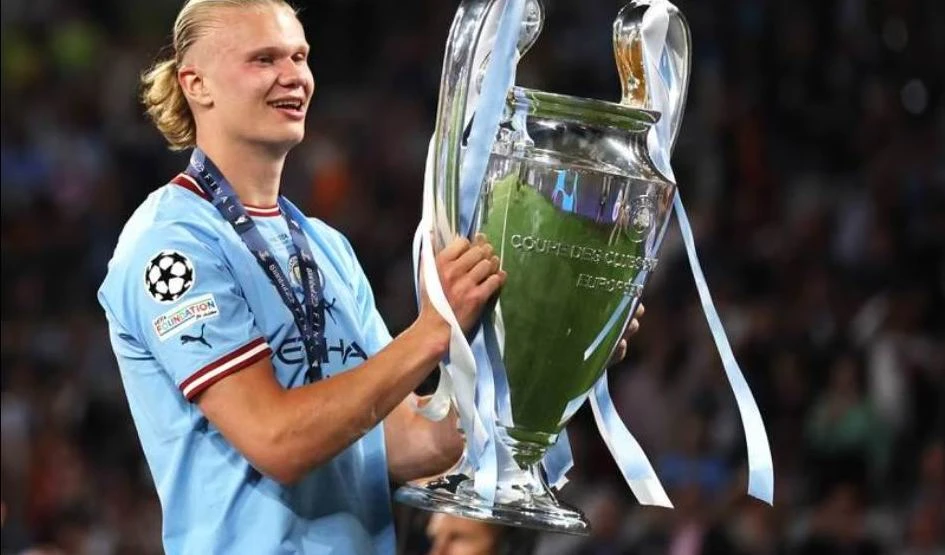 Về Man. City mùa đầu, Haaland liền có những kỷ niệm ngọt ngào nhất của đời cầu thủ với những thành tích xuất sắc của đội và cá nhân. Ảnh: AFP Rodri (16) ghi bàn duy nhất trận phút 68 đưa Man. City đi vào lịch sử với cú ăn ba trong mùa giải. Ảnh: Getty Man. City chẳng thua kém MU năm 1999 với cú ăn ba lịch sử. Ngôi vô địch Champions League Man. City được UEFA trao thưởng 20 triệu USD. Ảnh: Getty Nhà cầm quân Pep Guardiola có tổng cộng 35 danh hiệu khi dẫn dắt Barcelona, Bayern Munich và Man. City, trong đó có cú ăn sáu cùng Barcelona năm 2008, cú ăn ba cùng Man. City mùa này. Ảnh: AFP Pep Guardiola trở thành nhà cầm quân vĩ đại nhất cấp CLB. Ảnh: AFP