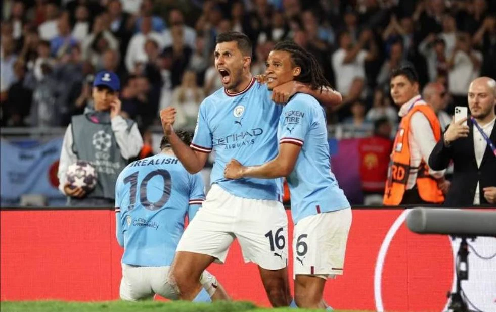 Rodri (16) ghi bàn duy nhất trận phút 68 đưa Man. City đi vào lịch sử với cú ăn ba trong mùa giải. Ảnh: Getty Man. City chẳng thua kém MU năm 1999 với cú ăn ba lịch sử. Ngôi vô địch Champions League Man. City được UEFA trao thưởng 20 triệu USD. Ảnh: Getty Nhà cầm quân Pep Guardiola có tổng cộng 35 danh hiệu khi dẫn dắt Barcelona, Bayern Munich và Man. City, trong đó có cú ăn sáu cùng Barcelona năm 2008, cú ăn ba cùng Man. City mùa này. Ảnh: AFP Pep Guardiola trở thành nhà cầm quân vĩ đại nhất cấp CLB. Ảnh: AFP