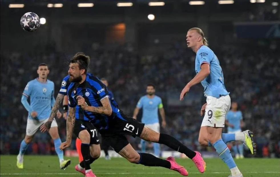 Cũng giống như trận chung kết FA Cup, Haaland không thể ghi bàn ở chung kết Champions League. Ảnh: AFP Sáu trận Haaland không ghi bàn, trong đó có hai trận bán kết gặp Real Madrid, chung kết FA Cup, chung kết Champions League. Ảnh: Getty Về Man. City mùa đầu, Haaland liền có những kỷ niệm ngọt ngào nhất của đời cầu thủ với những thành tích xuất sắc của đội và cá nhân. Ảnh: AFP Rodri (16) ghi bàn duy nhất trận phút 68 đưa Man. City đi vào lịch sử với cú ăn ba trong mùa giải. Ảnh: Getty Man. City chẳng thua kém MU năm 1999 với cú ăn ba lịch sử. Ngôi vô địch Champions League Man. City được UEFA trao thưởng 20 triệu USD. Ảnh: Getty Nhà cầm quân Pep Guardiola có tổng cộng 35 danh hiệu khi dẫn dắt Barcelona, Bayern Munich và Man. City, trong đó có cú ăn sáu cùng Barcelona năm 2008, cú ăn ba cùng Man. City mùa này. Ảnh: AFP Pep Guardiola trở thành nhà cầm quân vĩ đại nhất cấp CLB. Ảnh: AFP