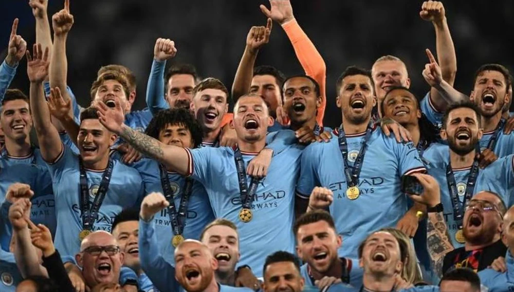 Man. City chẳng thua kém MU năm 1999 với cú ăn ba lịch sử. Ngôi vô địch Champions League Man. City được UEFA trao thưởng 20 triệu USD. Ảnh: Getty Nhà cầm quân Pep Guardiola có tổng cộng 35 danh hiệu khi dẫn dắt Barcelona, Bayern Munich và Man. City, trong đó có cú ăn sáu cùng Barcelona năm 2008, cú ăn ba cùng Man. City mùa này. Ảnh: AFP Pep Guardiola trở thành nhà cầm quân vĩ đại nhất cấp CLB. Ảnh: AFP