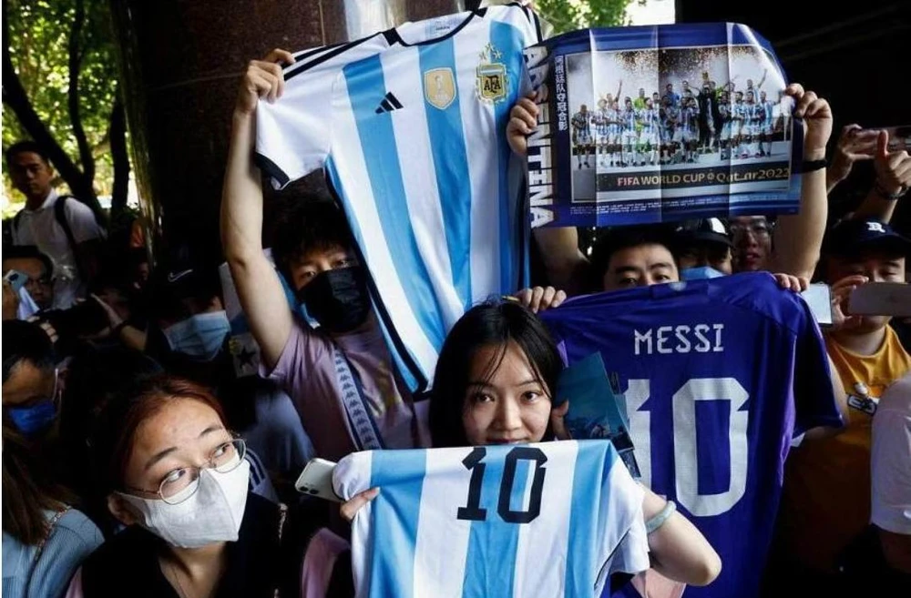 Messi đang tạo cơn sốt khủng tại Bắc Kinh. Ảnh: AFP