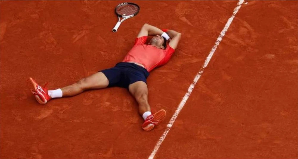Thời khắc lịch sử Novak Djokovic lên đỉnh của "Big Three" với 23 danh hiệu Grand Slam vượt Nadal 1 danh hiệu và Federer 3 danh hiệu. Ảnh: AFP Người thân gia đình Djokovic ăn mừng cùng tay vợt Vĩ đại nhất trong lịch sử. Ảnh: AFP Trạng thái tập trung cao độ thường thấy của Djokovic. Ảnh: AFP Danh hiệu Roland Garros thứ ba của Djokovic. Tay vợt Serbia không phải sở trường ở sân đất nện này mà là Nadal. Ảnh: AFP Bộ sưu tập 23 Grand Slam của Djokovic có 3 danh hiệu Pháp mở rộng (Nadal có 14 danh hiệu). Ảnh: AFP Sự phấn khích của Djokovic sau khi đánh bại Casper Ruud. Ảnh: AFP Giới chuyên môn cho rằng, Djokovic sẽ có Grand Slam thứ 24, 25, 26... Ảnh: AFP 23 Grand Slam của Djokovic gồm 3 Pháp mở rộng, 3 Mỹ mở rộng, 7 Wimbledon và 10 Úc mở rộng. Ảnh: AFP