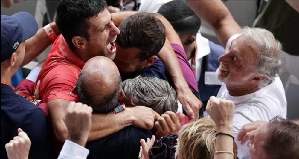 Người thân gia đình Djokovic ăn mừng cùng tay vợt Vĩ đại nhất trong lịch sử. Ảnh: AFP Trạng thái tập trung cao độ thường thấy của Djokovic. Ảnh: AFP Danh hiệu Roland Garros thứ ba của Djokovic. Tay vợt Serbia không phải sở trường ở sân đất nện này mà là Nadal. Ảnh: AFP Bộ sưu tập 23 Grand Slam của Djokovic có 3 danh hiệu Pháp mở rộng (Nadal có 14 danh hiệu). Ảnh: AFP Sự phấn khích của Djokovic sau khi đánh bại Casper Ruud. Ảnh: AFP Giới chuyên môn cho rằng, Djokovic sẽ có Grand Slam thứ 24, 25, 26... Ảnh: AFP 23 Grand Slam của Djokovic gồm 3 Pháp mở rộng, 3 Mỹ mở rộng, 7 Wimbledon và 10 Úc mở rộng. Ảnh: AFP
