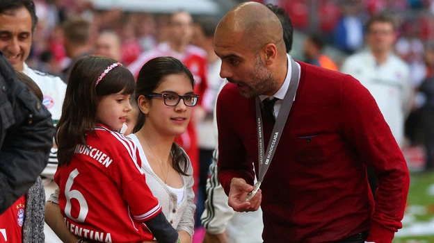 Pep và hai con gái Maria và Valentina khi ông còn dẫn dắt Bayern Munich năm 2014. Ảnh: S.E Siêu mẫu Maria tất nhiên là rất sành điệu, "diễn rất giỏi" trước ống kính. Ảnh: S.E Cô gái thứ Valentina Guardiola cùng ông bố danh tiếng. Ảnh: S.E Vẻ đẹp đúng chất Latin của Maria Guardiola. Ảnh: S.E Maria Guardiola trong một show chụp hình của tạp chí thời trang. Ảnh: S.E Pep cùng con gái với cúp vô địch Anh. Ảnh: S.E Pep cùng những phút thứ thư giãn với "gái rượu". Ảnh: S.E Nếu ở VN, HLV Pep Guardiola có thể "bị" gọi vui là "team ông ngoại" . Ảnh: S.E