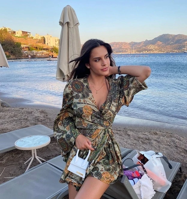 Maria Guardiola hiện nay là một siêu mẫu của Tây Ban Nha. Ảnh: S.E Maria hay làm mẫu cho các tạp chí thời trang nổi tiếng thế giới. Ảnh: S.E Maria là bạn gái của tuyển thủ Anh Dele Alli. Hai người quen nhau khi Dele khoác áo Tottenham. Pep và hai con gái Maria và Valentina khi ông còn dẫn dắt Bayern Munich năm 2014. Ảnh: S.E Siêu mẫu Maria tất nhiên là rất sành điệu, "diễn rất giỏi" trước ống kính. Ảnh: S.E Cô gái thứ Valentina Guardiola cùng ông bố danh tiếng. Ảnh: S.E Vẻ đẹp đúng chất Latin của Maria Guardiola. Ảnh: S.E Maria Guardiola trong một show chụp hình của tạp chí thời trang. Ảnh: S.E Pep cùng con gái với cúp vô địch Anh. Ảnh: S.E Pep cùng những phút thứ thư giãn với "gái rượu". Ảnh: S.E Nếu ở VN, HLV Pep Guardiola có thể "bị" gọi vui là "team ông ngoại" . Ảnh: S.E