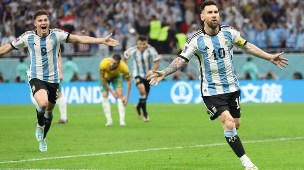 Messi có tuyệt phẩm quen thuộc cho nhà vô địch thế giới phút 38. Ảnh: S.M.H