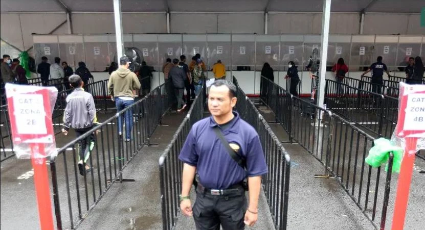 Fan đến mua vé xem nhà vô địch World Cup 2022 cũng rất nguội lạnh. Ảnh: CTP Messi chỉ đá với Úc tại Bắc Kinh rồi không đến Indonesia. Ảnh: CTP "Chợ vé" trận Indonesia-Argentina tối 19-6 buồn thê thảm dưới cơn mưa chiều. Ảnh: CTP