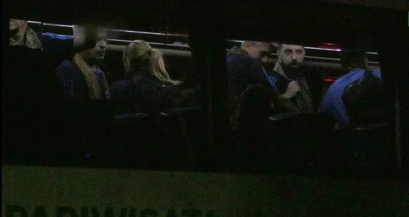 Tuyển Argentina đáp xuống sân bay quốc tế Soekarno-Hatta ở Jakarta lúc vừa tối. Ảnh: CTP Fan Indonesia...hầu hết đợi và xem thành phần tuyển Argentina như thế nào họ mới mua vé vào xem. Ảnh: CTP Cuối cùng nhà vô địch thế giới đến Jakarta thiếu ba nhân vật chính là Messi, Di Maria và Otamendi. Ảnh: CTP Đá với Indonesia, HLV Scaloni đâu cần đem "dao mổ trâu giết gà"? Ảnh: CTP Vấn đề không phải là "dao mổ trâu đem giết gà" mà fan Indonesia muốn được tận mắt chứng kiến huyền thoại sống bóng đá thế giới Lionel Messi. Ảnh: CTP Tối 19-6 "Đại bàng Garuda" sẽ nhảy vũ điệu Tango trên sân Bung Karno có sức chứa 80 ngàn chỗ ngồi. Ảnh: CTP