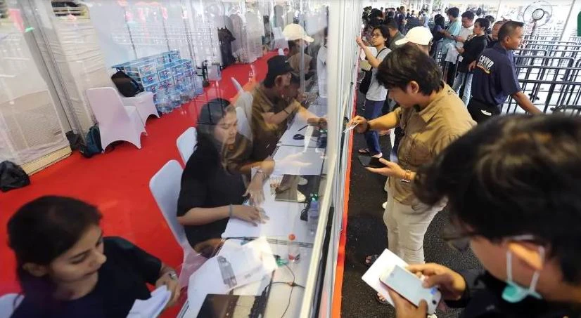 Fan Indonesia...hầu hết đợi và xem thành phần tuyển Argentina như thế nào họ mới mua vé vào xem. Ảnh: CTP Cuối cùng nhà vô địch thế giới đến Jakarta thiếu ba nhân vật chính là Messi, Di Maria và Otamendi. Ảnh: CTP Đá với Indonesia, HLV Scaloni đâu cần đem "dao mổ trâu giết gà"? Ảnh: CTP Vấn đề không phải là "dao mổ trâu đem giết gà" mà fan Indonesia muốn được tận mắt chứng kiến huyền thoại sống bóng đá thế giới Lionel Messi. Ảnh: CTP Tối 19-6 "Đại bàng Garuda" sẽ nhảy vũ điệu Tango trên sân Bung Karno có sức chứa 80 ngàn chỗ ngồi. Ảnh: CTP