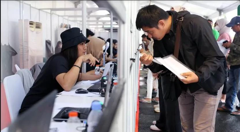 Cảnh mua vé tại các quầy vé ở quanh Senayan rất đìu hiu. Ảnh: CTP Tấm vé vào sân kèm với thẻ chỗ ngồi... Ảnh: CTP