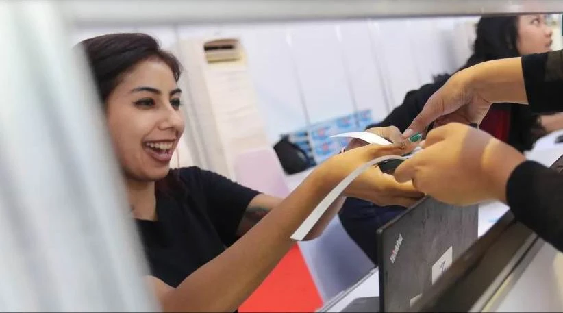 Nhân viên quầy vé bán được tấm vé là mừng. Ảnh: CTP Cảnh mua vé tại các quầy vé ở quanh Senayan rất đìu hiu. Ảnh: CTP Tấm vé vào sân kèm với thẻ chỗ ngồi... Ảnh: CTP