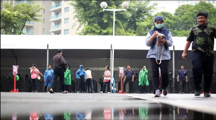 "Chợ vé" xem trận giao hữu giữa tuyển Indonesia - Argentina quanh tổ hợp Senayan rất đìu hiu. Ảnh: CTP Fan đến mua vé xem nhà vô địch World Cup 2022 cũng rất nguội lạnh. Ảnh: CTP Messi chỉ đá với Úc tại Bắc Kinh rồi không đến Indonesia. Ảnh: CTP "Chợ vé" trận Indonesia-Argentina tối 19-6 buồn thê thảm dưới cơn mưa chiều. Ảnh: CTP