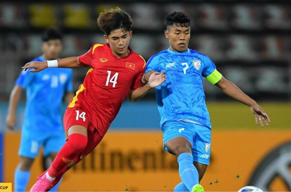 Huỳnh Triệu trong một pha chạm trán với M. Singh, cũng là tác giả bàn san bằng 1-1 cho Ấn Độ phút 69. Ảnh: AFC