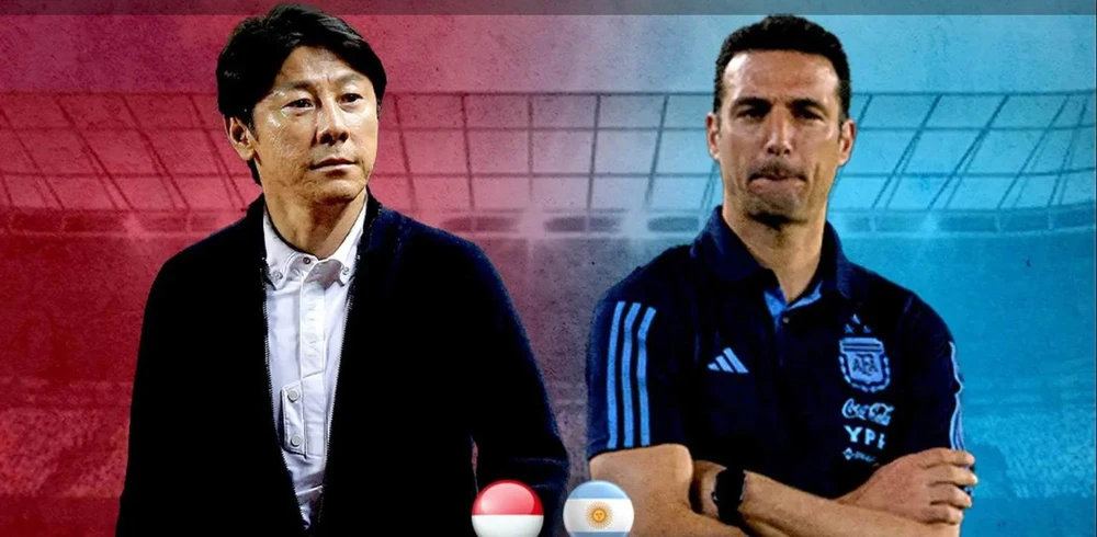 Năm năm về trước HLV Shin Tae-yong từng khiến đồng nghiệp Joachim Loew của Đức...ôm hận tại World Cup 2018, tối 19-6, ông Shin gặp nhà vô địch thế giới, HLV Lionel Scaloni. Ảnh: CTP