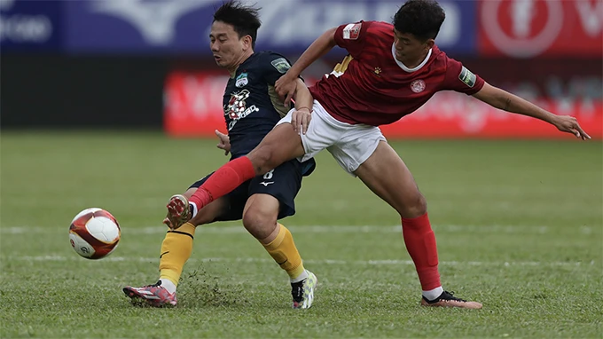 Lucas làm cho Kiatisak phải đứng...ngớ người ảnh 1