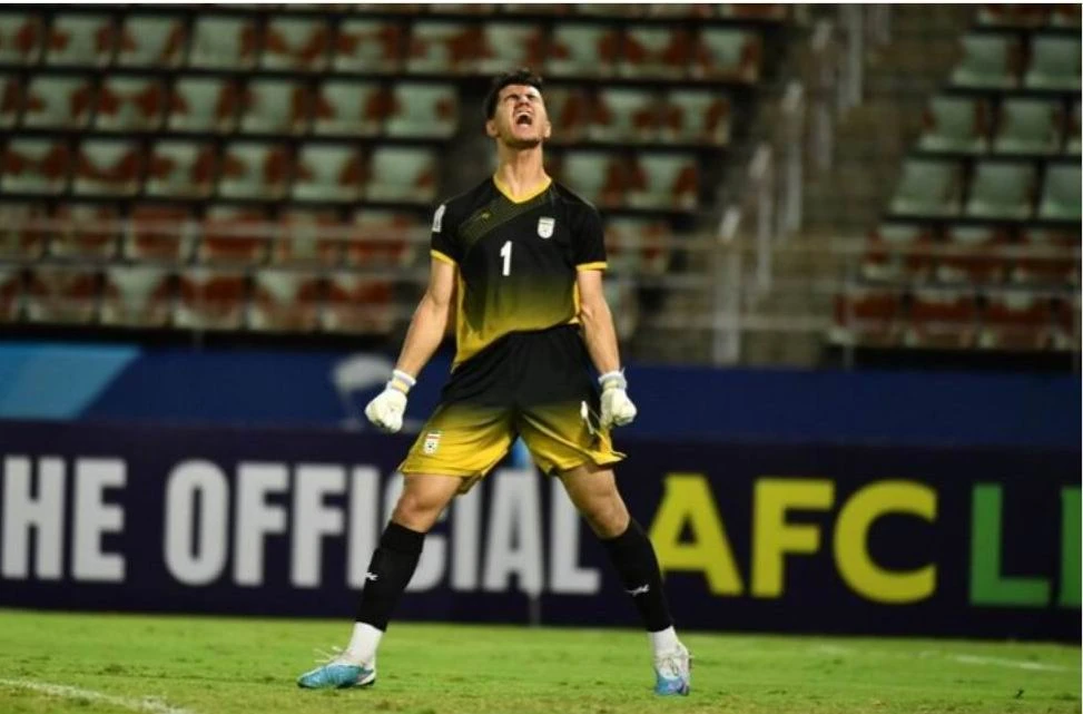 Thủ môn Arsha, người hùng của Iran khi cản phá hai quả luân lưu. Ảnh: AFC