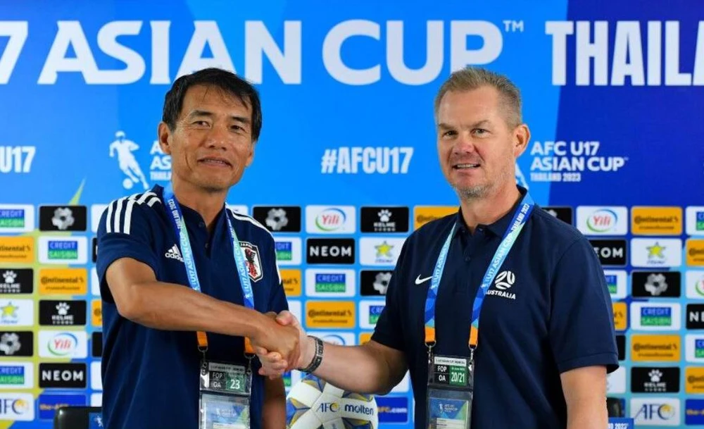 HLV Brad Maloney (phải) xua quân chơi tấn công hồn nhiên sẽ chuốc lấy thất bại nặng trước Nhật Bản. Ảnh: AFC