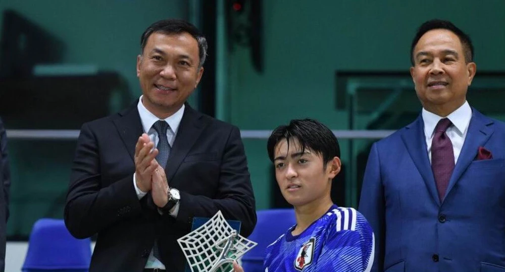 Chủ tịch VFF-Trần Quốc Tuấn trao danh hiệu Cầu thủ xuất sắc giải cho Nawata. Ảnh:AFC