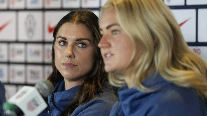 Do đội trưởng Becky bất ngờ chấn thương, HLV Andonovsky chỉ định Horan (phải) và Alex Morgan (trái) là đồng đội trưởng. Nếu cả hai đang ở trên sân thì băng C nằm trên tay Horan. Ảnh: Getty