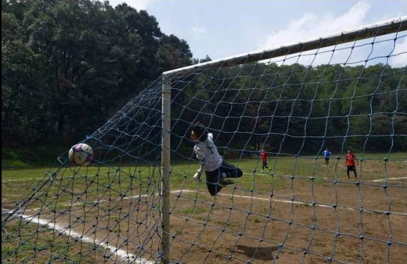 Khi không có đội chuyên nghiệp đá, mặt sân không được tu bổ nên chỉ còn thích hợp chơi bóng đá phong trào, nghiệp dư. Ảnh: AFP