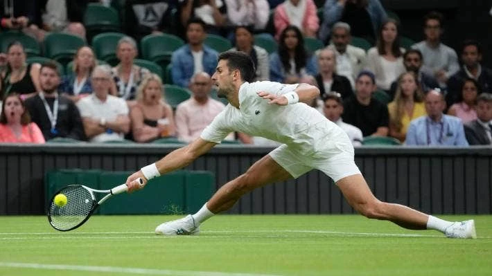 Djokovic trong trận đánh bại tay vợt Hubert Hurkacz của Ba Lan. Ảnh: AP Djokovic trong trận đánh bại tay vợt Hubert Hurkacz của Ba Lan. Ảnh: AP