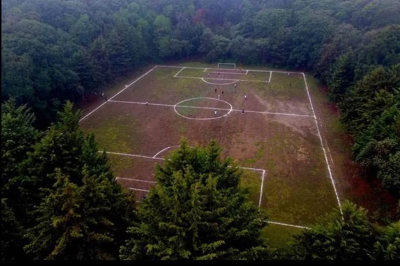 Độc đáo sân bóng ngay tâm miệng núi lửa còn hoạt động ảnh 1