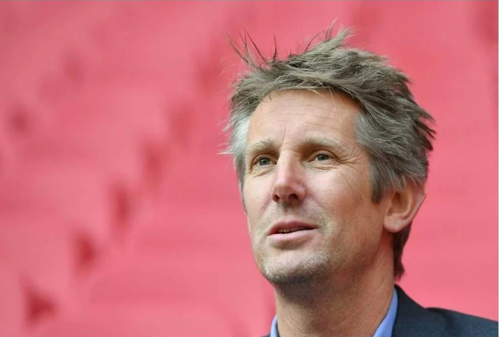 Sau cú té ngã đập đầu, huyền thoại Hà Lan Der Sar đã ổn, nhưng vẫn còn phải chăm sóc và theo dõi đặc biệt. Ảnh: AFP