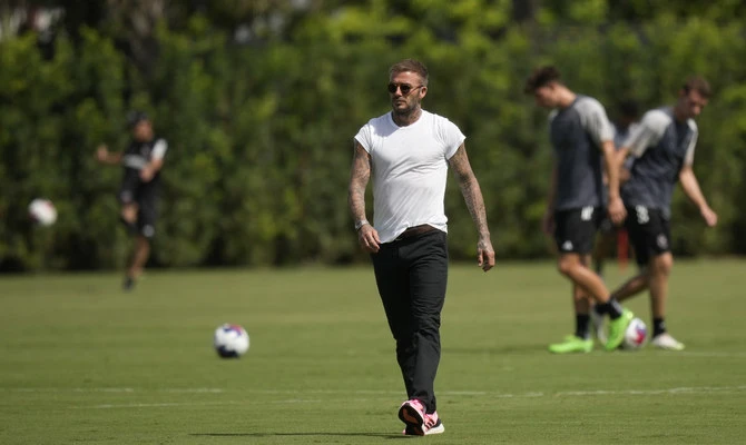 Đồng chủ tịch Inter Miami Beckham phải ra sân thị phạm trực tiếp cho cầu thủ như một HLV vì tình hình của đội rất nản. Ảnh: A.N