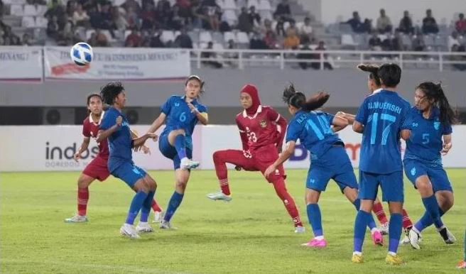 Thái Lan (xanh) thắng dễ Indonesia 3-1 nhờ hat trick của Thawanrat gặp Việt Nam tranh ngôi vô địch. Ảnh: AFF