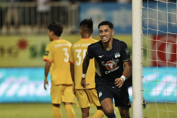 Oliveira ghi bàn duy nhất trận phút 90+5 giúp HA Gia Lai thắng Khánh Hòa 1-0. Ảnh: ANH MINH