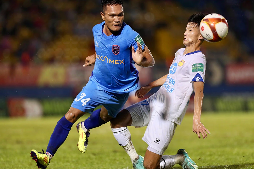 Lê Quang Hùng sau chín năm quay lại khoác áo B. Bình Dương và thể hiện tốt. Ảnh: VPF