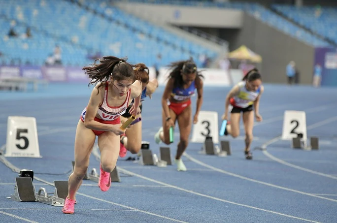 Nguyễn Thị Ngọc cầm gậy xuất phát chặng 1. Ảnh: CTV Nguyễn Thị Ngọc cầm gậy xuất phát chặng 1. Ảnh: CTV