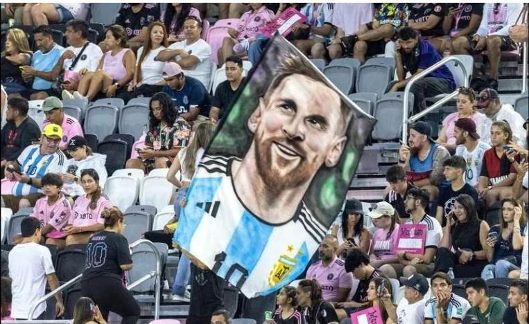 Inter Miami có đại bản doanh ở TP Ford Lauderdale, bang Florida có 100 ngàn người gốc Argentina sinh sống. Ảnh: AP Gia đình Messi chờ...lễ ra mắt. Ảnh: AP Siêu sao Messi phát biểu ra mắt cùng Inter Miami. Ảnh: AP Đồng chủ tịch D. Beckham của Inter Miami lên khán đài ôm Messi. Ảnh: AP Messi và cậu con trai cả. Ảnh: AP