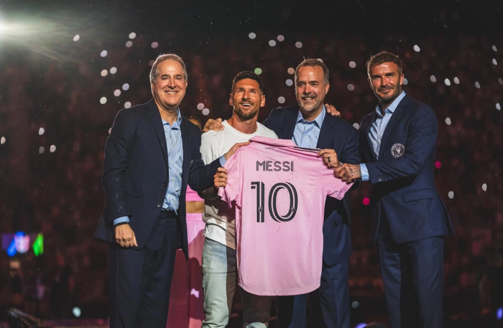 Ngoài nhân vật chính Messi, phía bìa trái là Jorge Mas, đồng chủ tịch Inter Miami cùng Jose Mas và Beckham, ba lãnh đạo của Inter Miami. Ảnh: AP Hàng ngàn fan của Inter Miami đến sân DRV PNK trong cơn mưa lớn và dài để xem thần tượng. Ảnh: AP Những tràng pháo sáng được khai hỏa cho buổi lễ ra mắt huyền thoại sống Messi về với Inter Miami. Ảnh: AP Inter Miami có đại bản doanh ở TP Ford Lauderdale, bang Florida có 100 ngàn người gốc Argentina sinh sống. Ảnh: AP Gia đình Messi chờ...lễ ra mắt. Ảnh: AP Siêu sao Messi phát biểu ra mắt cùng Inter Miami. Ảnh: AP Đồng chủ tịch D. Beckham của Inter Miami lên khán đài ôm Messi. Ảnh: AP Messi và cậu con trai cả. Ảnh: AP