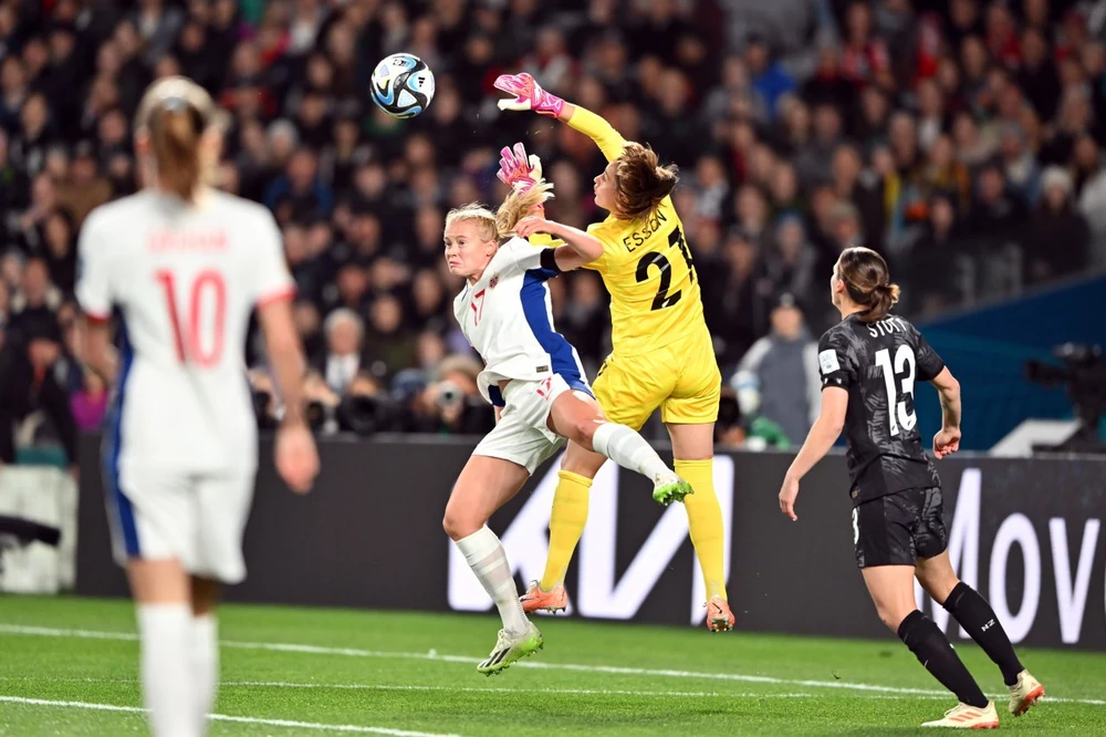 Thủ môn Victoria Esson của New Zealand chơi rất chắc chắn. Ảnh: HTM