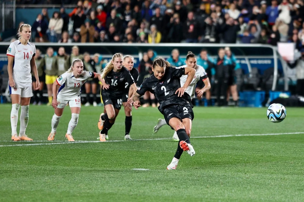 Rất tiếc cuối trận Percival không thể nâng tỉ số lên 2-0 từ chấm 11m cho New Zealand. Ảnh: HTM