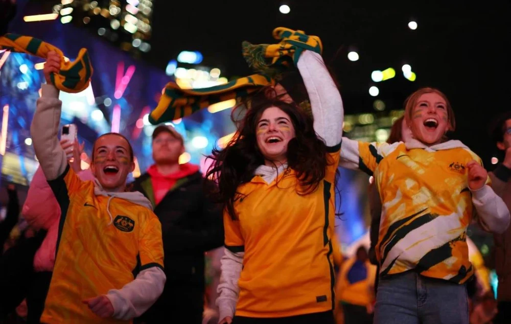 Sân quốc gia Úc chứa 80 ngàn người như vỡ tung sau bàn thắng từ chấm 11 của Catley. Ảnh: SMH