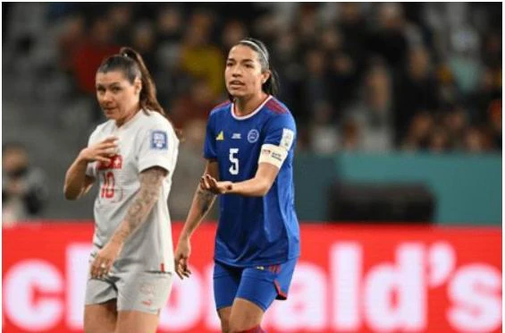 Philippines (xanh) thể hiện tốt, nhưng không thể làm điều bất ngờ với Thụy Sĩ. Ảnh: HTM