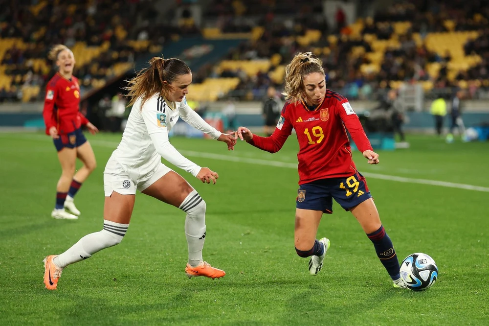 Costa Rica (trắng) không thể vùng vẫy trước Tây Ban Nha già dặn. Ảnh: HTM