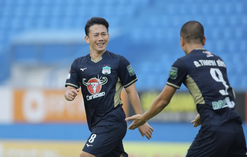 Minh Vương ăn mừng bàn thắng mở điểm cho HA Gia Lai phút 13. Ảnh: ANH PHƯƠNG