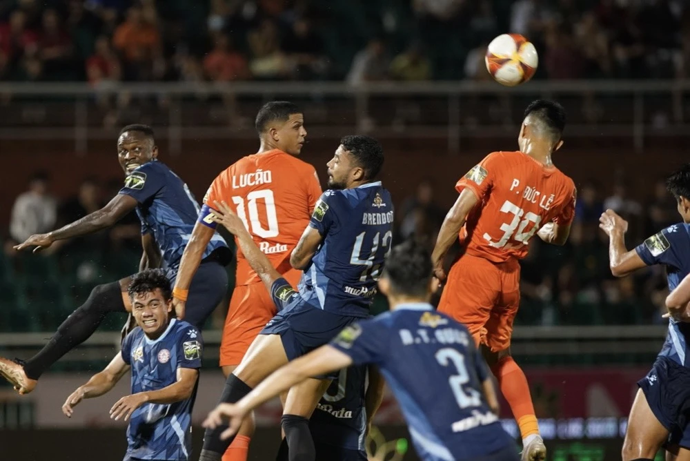 Victor Mansaray (bật cao, bìa trái, áo xanh) ghi bàn thắng quý hơn vàng giúp TP.HCM tạm thoát khỏi "hố đen" rớt hạng. Ảnh: ANH PHƯƠNG