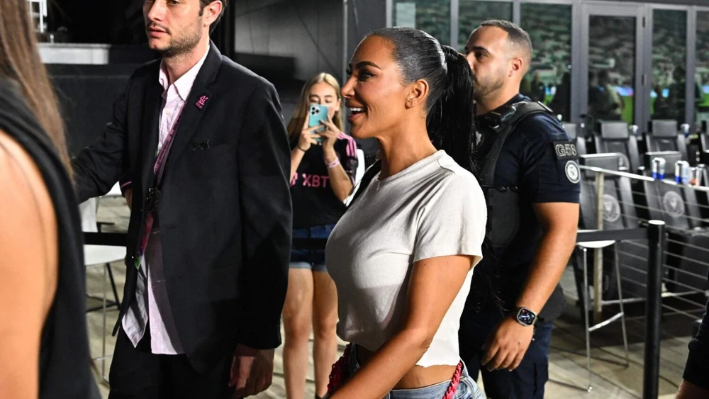 Sự kiện Messi chào sân bằng trận đấu chính thức ở League Cup giữa Inter Miami và Criz Azul thu hút nhiều nhân vật nổi tiếng đến sân. Ảnh: AFP Trình duyệt của bạn không hỗ trợ hiển thị video. Thưởng thức tuyệt phẩm sút phạt của Messi phút bù giờ 90+3 giúp Inter Miami thắng Cruz Azul 2-1. Nguồn clip: K.T Ba đồng chủ tịch CLB Inter Miami là Beckham, Jose Mas và Jorge Mas hài lòng với màn ra mắt của Messi. Ảnh: AP Sau tuyệt phẩm của Messi trận đấu kết thúc, Messi và một người bạn ôm nhau. Ảnh: AFP Các nhân vật nổi tiếng trong giới thể thao và showbiz đến xem Messi thi đấu. Ảnh: AFP