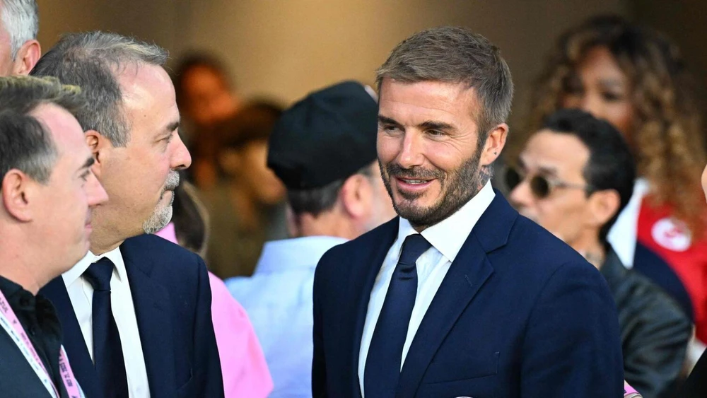 Ba đồng chủ tịch CLB Inter Miami là Beckham, Jose Mas và Jorge Mas hài lòng với màn ra mắt của Messi. Ảnh: AP Sau tuyệt phẩm của Messi trận đấu kết thúc, Messi và một người bạn ôm nhau. Ảnh: AFP Các nhân vật nổi tiếng trong giới thể thao và showbiz đến xem Messi thi đấu. Ảnh: AFP