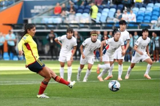 Catalina mở điểm cho Colombia từ chấm 11m ở phút 30. Ảnh: HTM