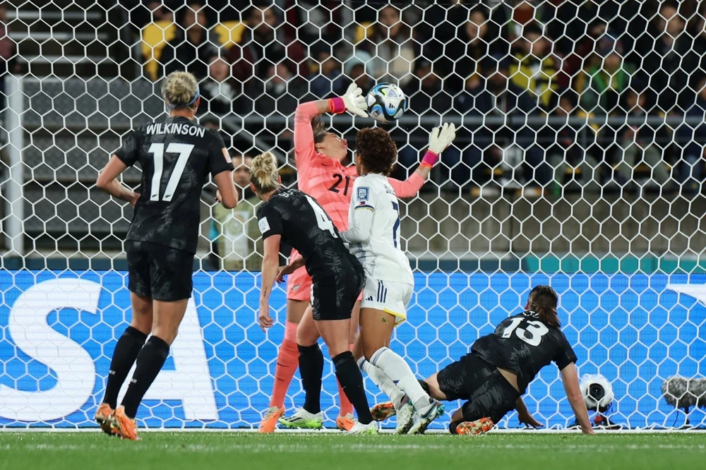 Tình huống đối đầu của Sarina Bolden với thủ môn Esson của New Zealand. Ảnh: HTM