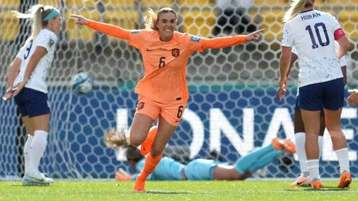 Roord mở điểm cho Hà Lan ở phút 17. Ảnh: HTM