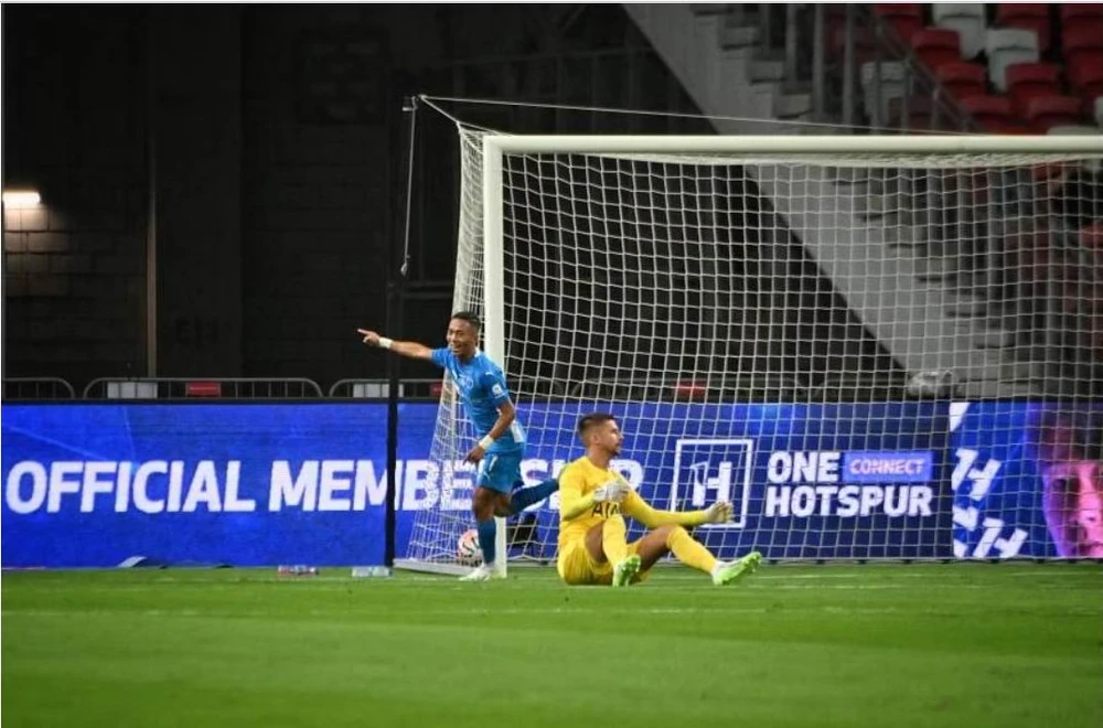 Shawan Anour ghi bàn mở tỉ số 1-0 cho LCS ở phút 14, nhưng sau đó Tottenham ghi liền một mạch 5 bàn thắng. Ảnh: ST Shawan Anour ghi bàn mở tỉ số 1-0 cho LCS ở phút 14, nhưng sau đó Tottenham ghi liền một mạch 5 bàn thắng. Ảnh: ST