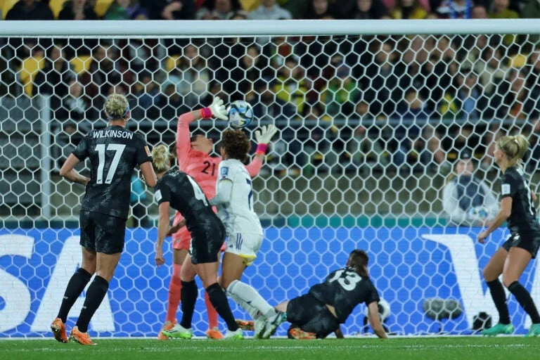 Tình huống Sarina Bolden ghi bàn vào lưới New Zealand ở lượt trận thứ hai bảng A. Ảnh: AFC