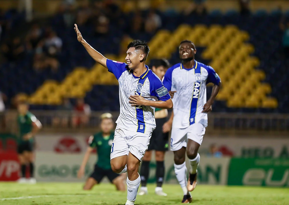 SL Nghệ An đã không còn động lực thi đấu nên B. Bình Dương dễ dàng có trọn ba điểm tại Vinh tạm thoát vị trí chót bảng nhóm B. Ảnh: VPF