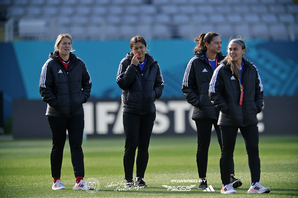 Tuyển Philippines, một tập thể cao to, không thua kém bất cứ đội nào ở World Cup 2023. Ảnh: FFA Các cô gái Philippines thăm dò mặt sân Eden Park trước khi xung trận. Ảnh: FFA Philippines thả lỏng trước khi bước vào trận đánh lớn. Ảnh: FFA Những buổi tập của Philippines luôn được rào chắn cẩn thận bốn bề sân tập. Ảnh: FFA